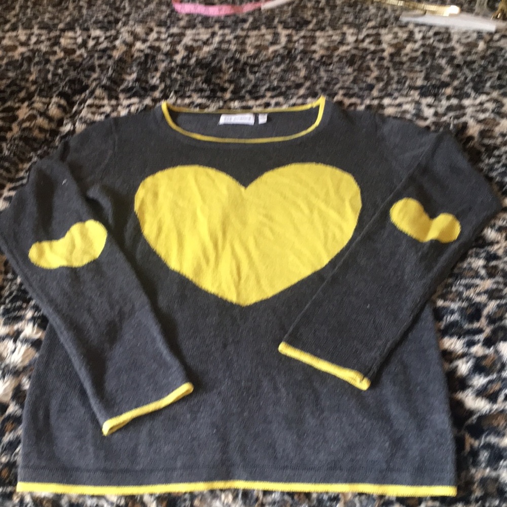 💛💛💛Cute heart sweater ❤️❤️❤️ 525 America